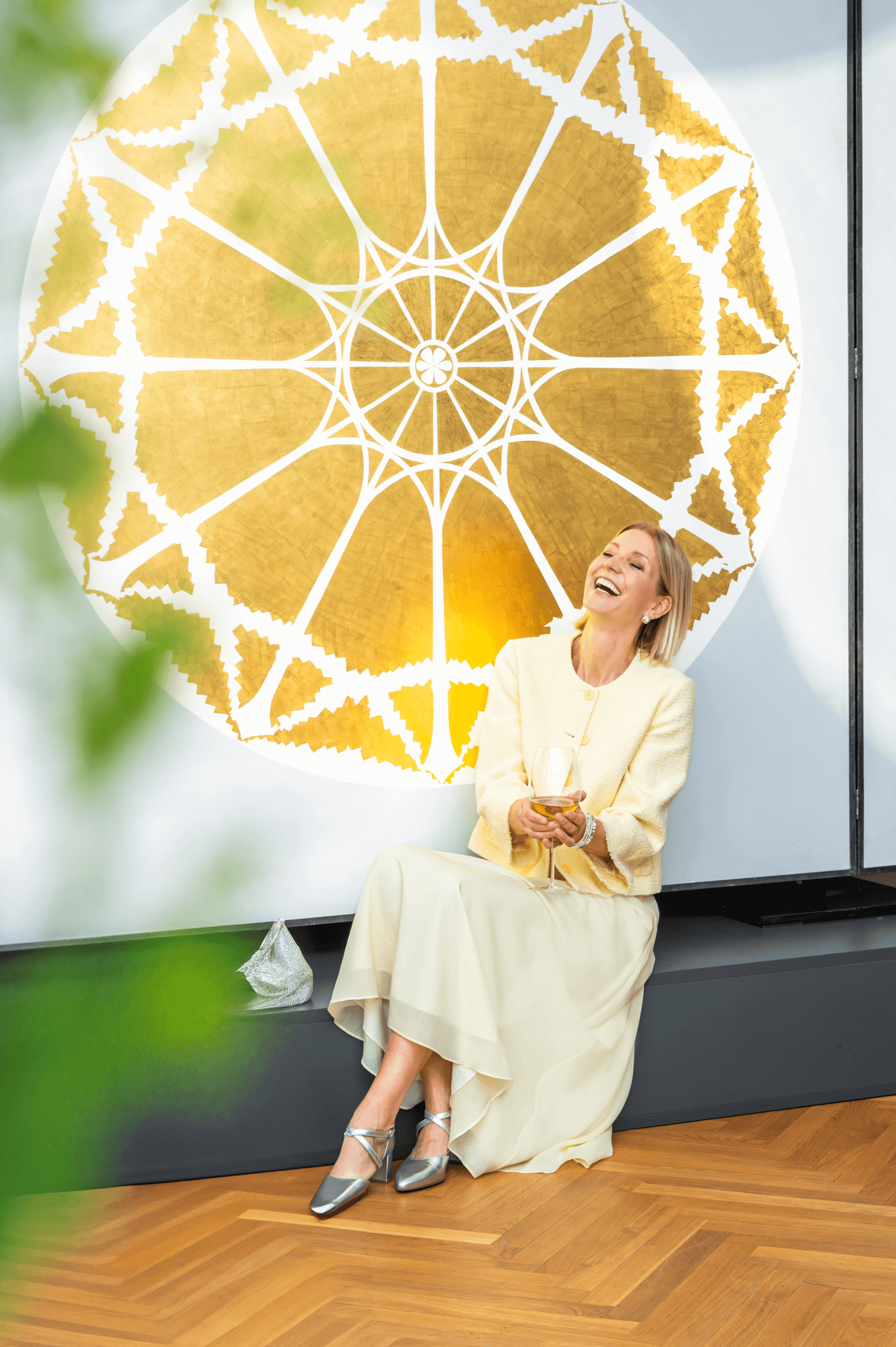 Lachende Frau vor einer schön deckorierten Wand