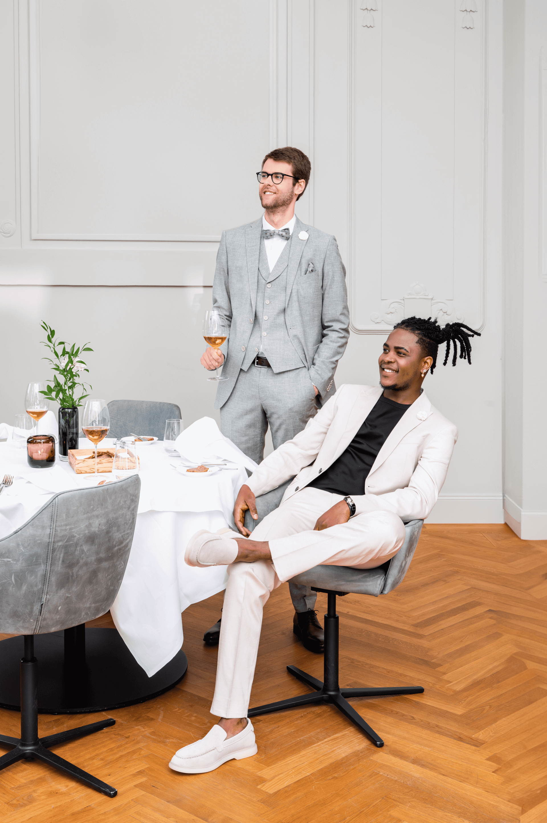 Zwei Männer die ihren Rose-Wein genießen und eine schöne Zeit haben