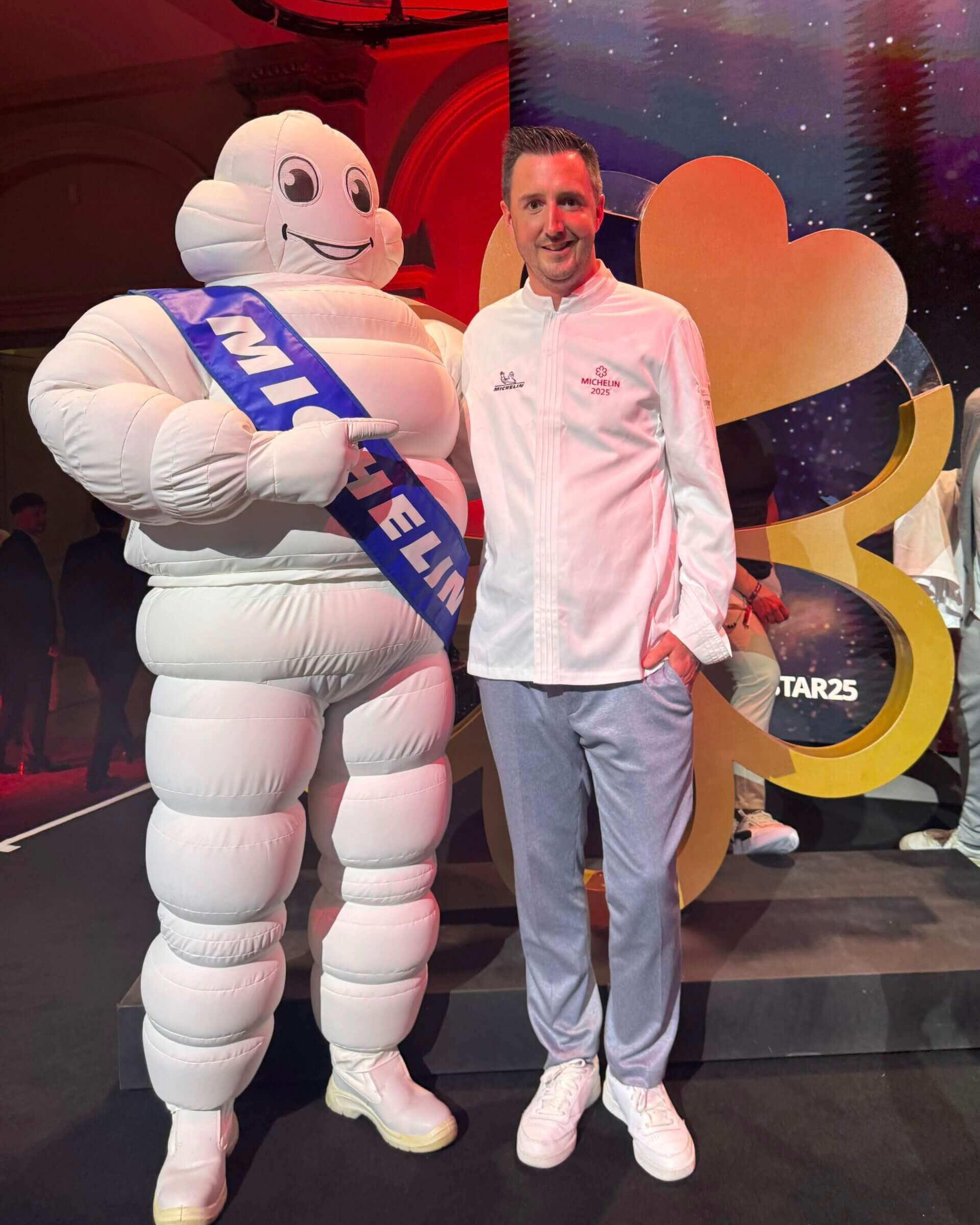 Küchenchef Kevin Leitner mit dem Michelin-Mann nach der Preisverleihung