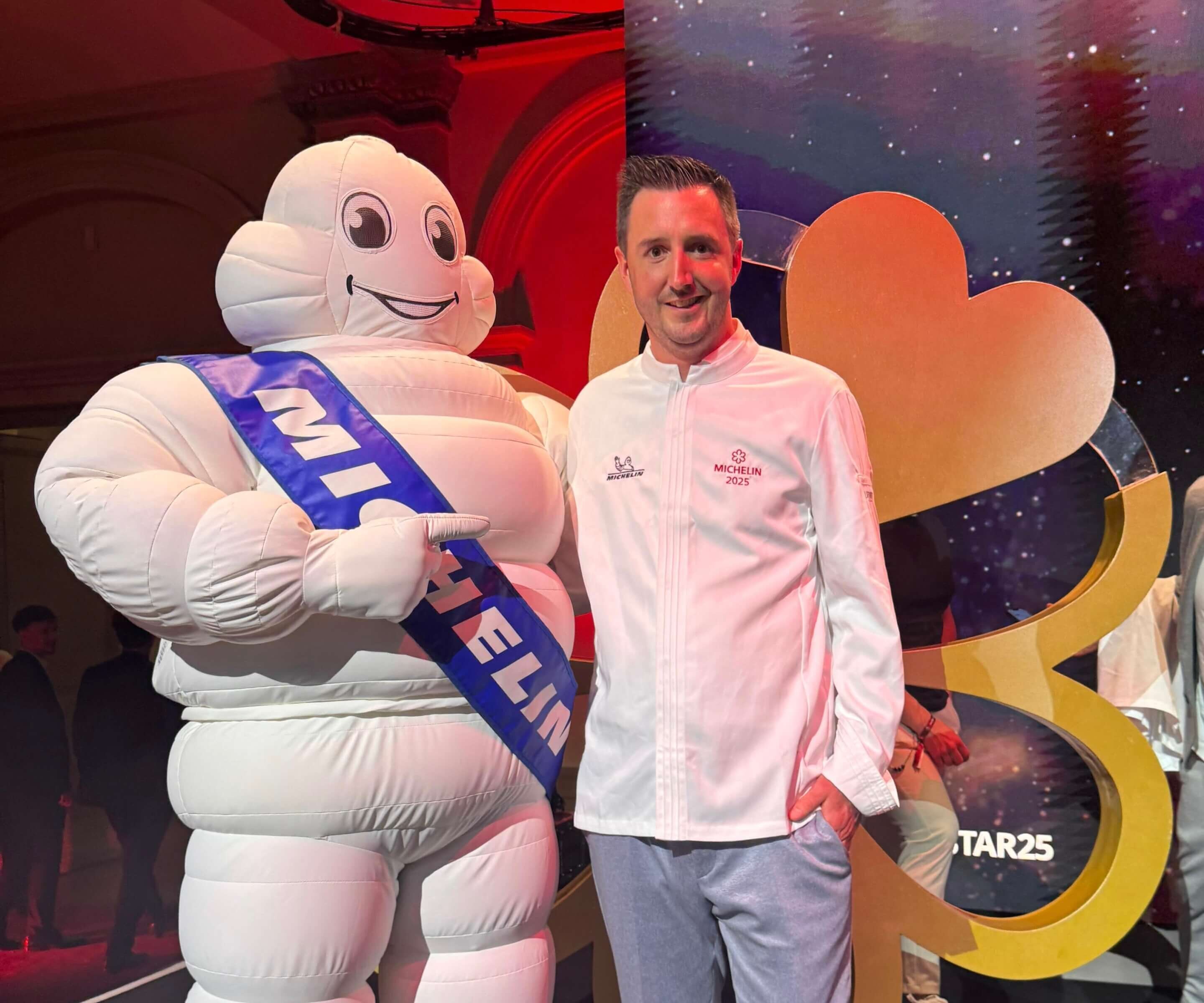Küchenchef Kevin Leitner mit dem Michelin-Mann nach der Preisverleihung