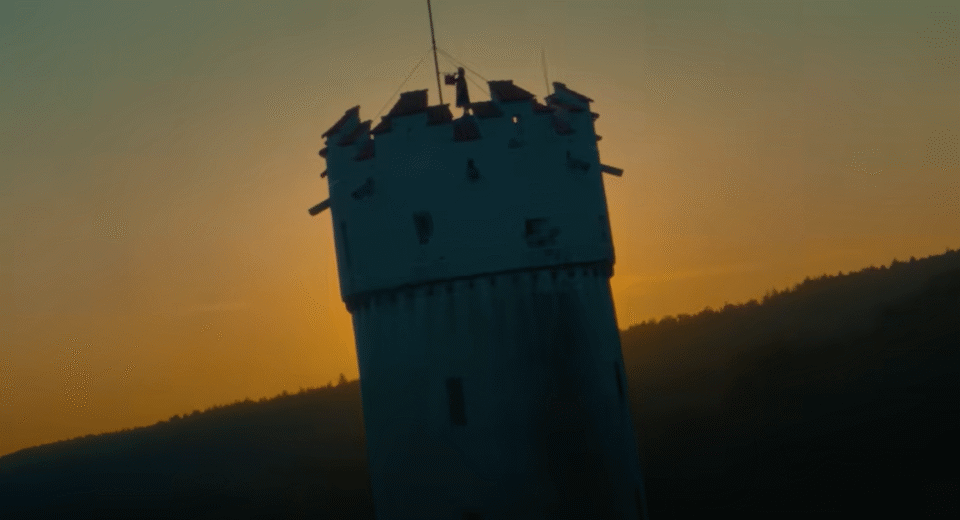 Der Mehlsack – Ravensburgs Wahrzeichen – bei Sonnenaufgang mit einem Bläser.