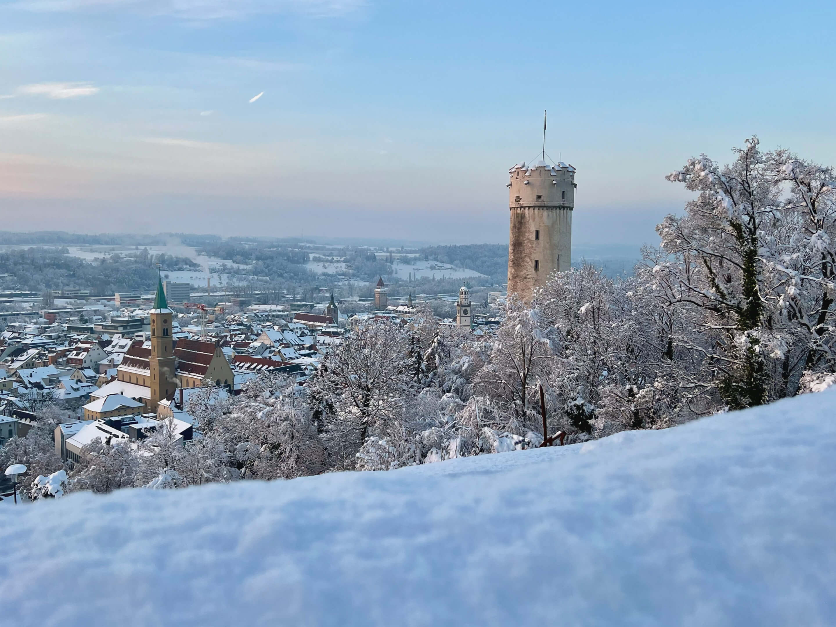 Blick von der Veitsburg auf den Mehlsack mit Stadtpanorama Ravensburgs im Schnee.