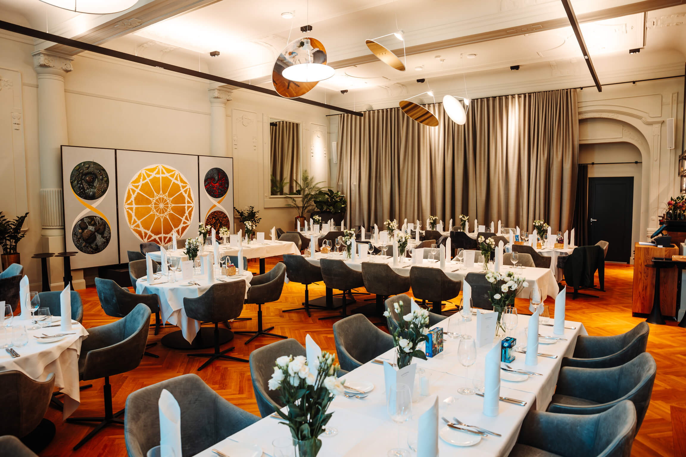 Ein stilvoll dekorierter Raum mit einer liebevoll gestalteten Wand, stilvollen Möbeln und Dekoelementen in warmen Farben.